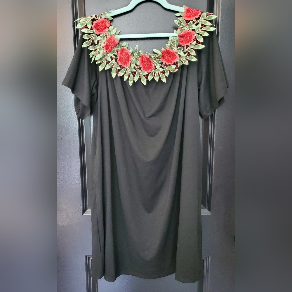 Rosegal Half-sleeve Black dress with Roses (read description) - Picture 3 of 9